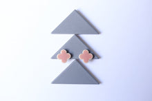 Load image into Gallery viewer, Four Leaf Stud Earrings Sakura (M)092